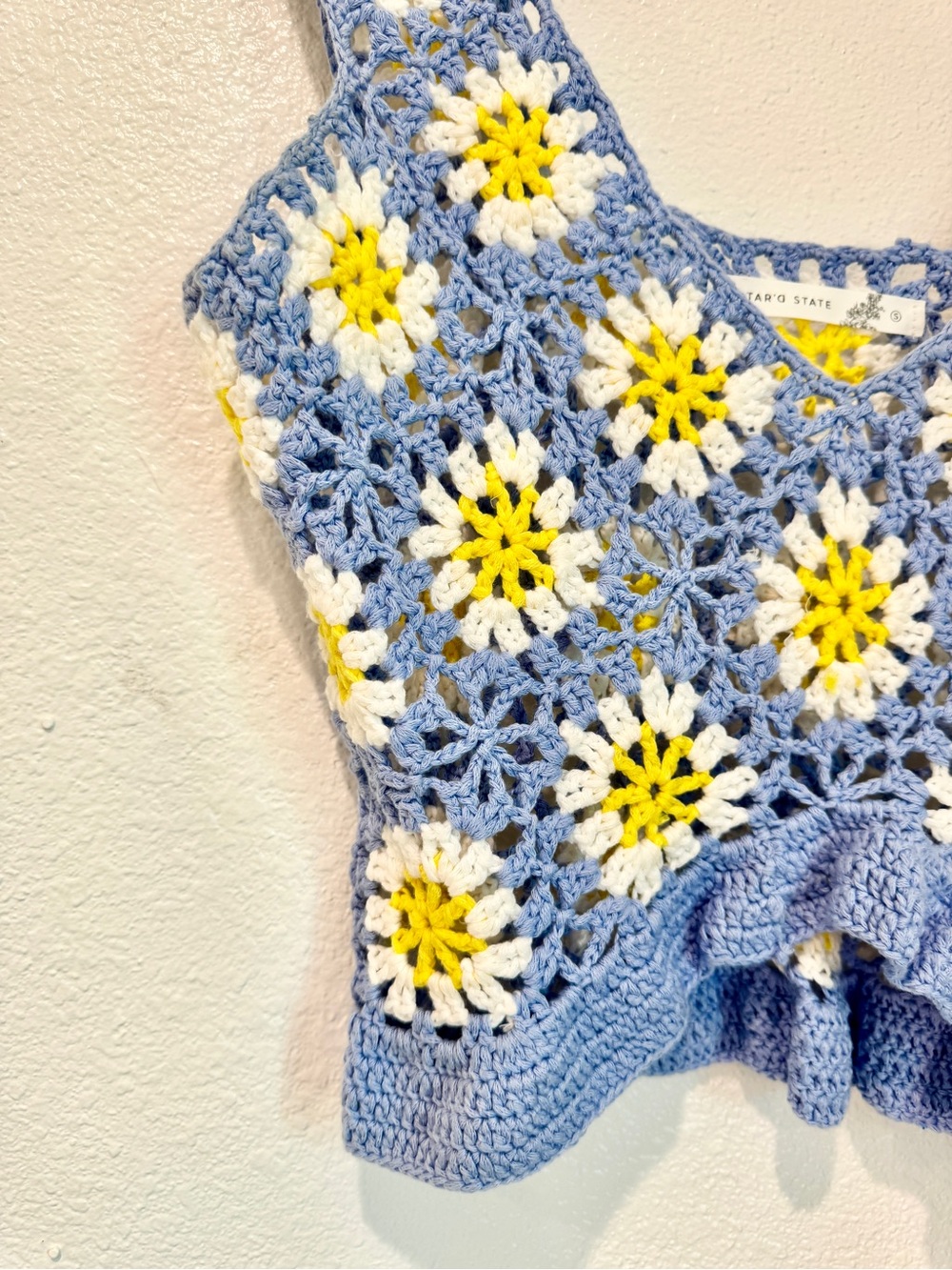 Altar’d State Women’s Blue Crochet Cropped Tank Yellow Daisies Flowers Ruffle S - Picture 2 of 6